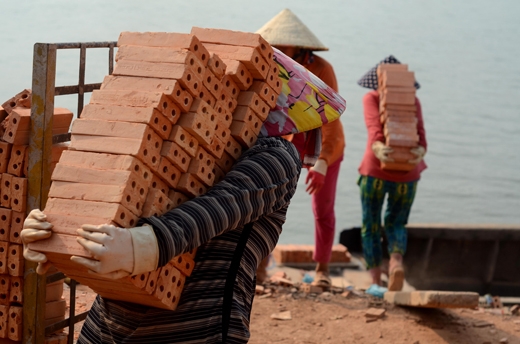 Hằng ngày tại huyện Chợ Mới (An Giang) có hàng trăm các chị em phụ nữ làm việc ở lò gạch. Công việc của các người phụ nữ ở đây là vác gạch thuê để kiếm sống qua ngày. Ảnh: Thanh Tùng (TTO)